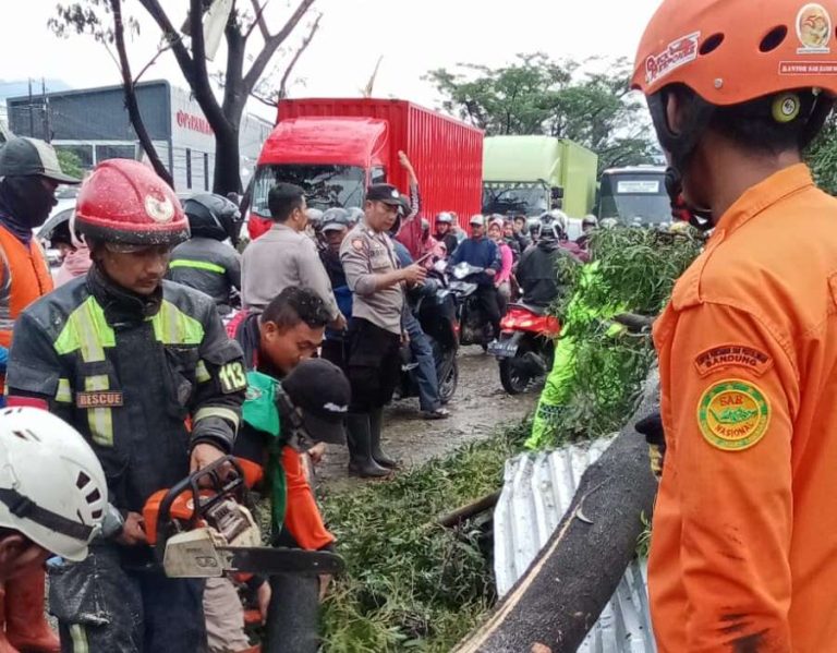 Tinjau Bencana Puting Beliung, Bey Machmudin Pastikan Penanganan Berjalan Optimal