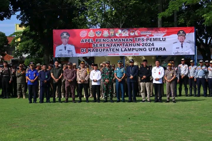 Pemkab Lampura Melakukan Apel Kesiapan Pengamanan TPS Pemilu 2024 Berlangsung di Halaman Pemkab Lampung Utara