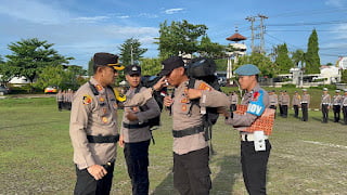 Kapolres Lampung Utara Pimpin Apel Pengecekan dan Pembagian Sarpas Logistik Personel Pam TPS Pemilu 2024