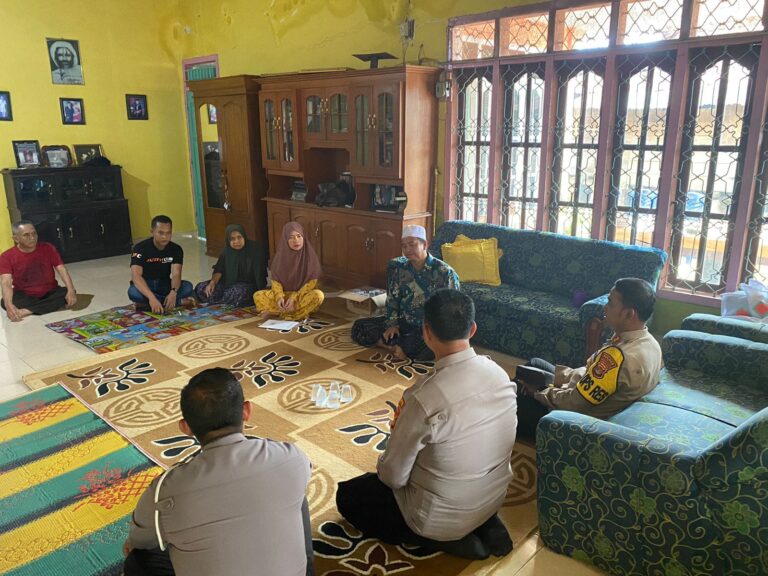 Bentuk Kepedulian,Kapores Lampung Utara Melayat Kerumah Duka Anggota PPK Bukit Kemuning Hingga Besuk Personil PAM Pemilu BKO Brimob Yang Sakit