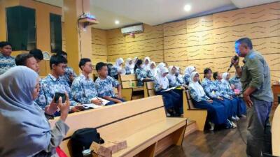 Pelatihan Jurnalistik Tingkat SMP Pertama AJMII Terselenggara di SMPN 1 Cimahi