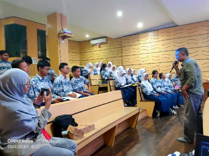 Pelatihan Jurnalistik Tingkat SMP Pertama AJMII Terselenggara di SMPN 1 Cimahi