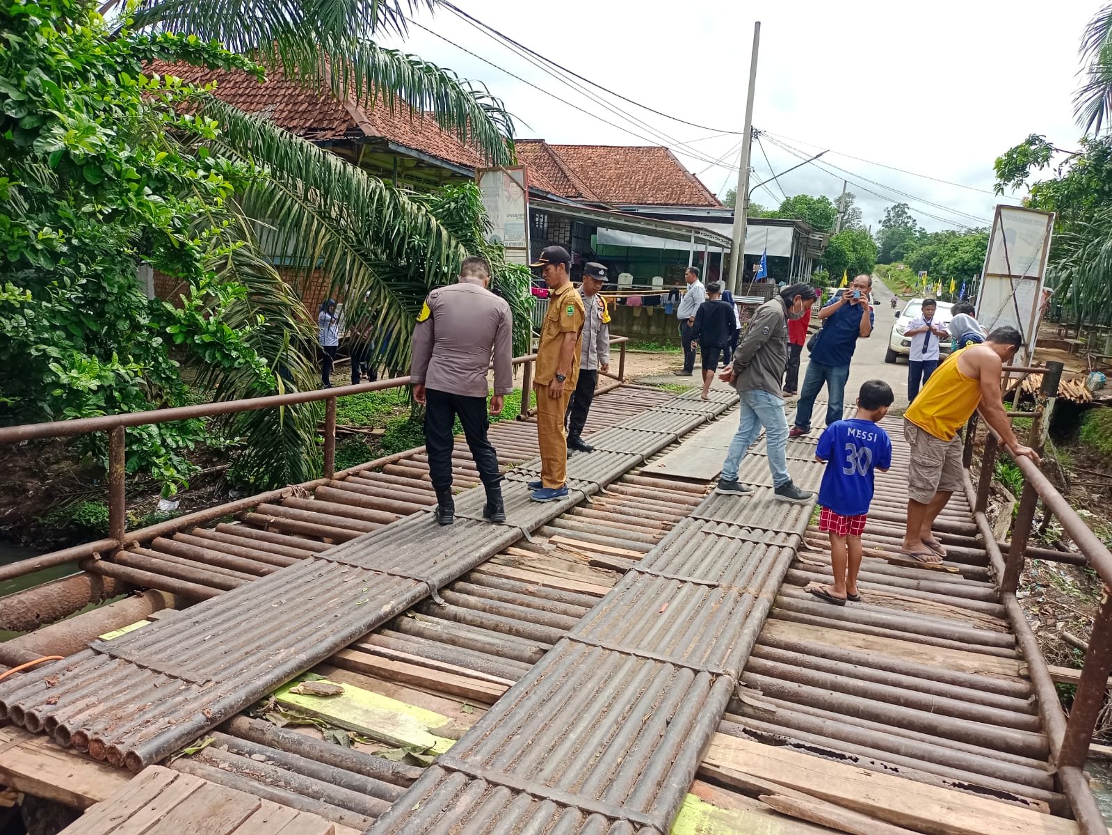 Polsek Talang Ubi Lakukan Pengecekan Jembatan Yang Amblas di Desa Sungai Ibul dan Desa Semangus