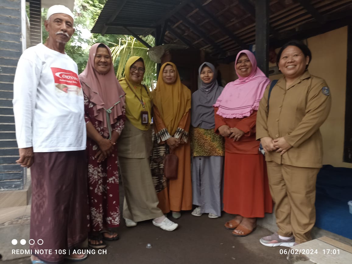 Sikap Empati Ikatan Alumni Universitas Airlangga Cabang Situbondo Kunjungi Lilik Ngatmini Pasca Kebakaran