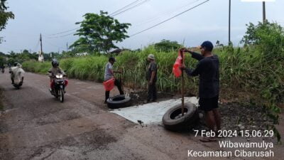 PT Adhi Karya Perbaiki Jalan Berlubang di Jalan Cigutul-Limalang Wibawamulya, Wujud Kepedulian Kepada Masyarakat Untuk Kenyamanan Berkendara