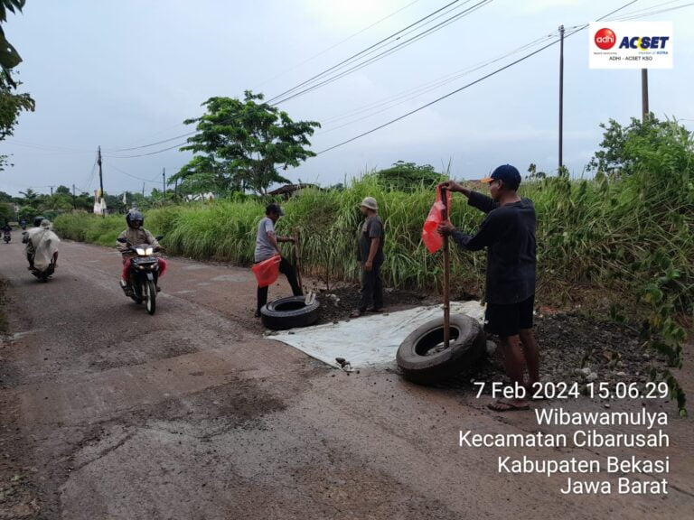 PT Adhi Karya Perbaiki Jalan Berlubang di Jalan Cigutul-Limalang Wibawamulya, Wujud Kepedulian Kepada Masyarakat Untuk Kenyamanan Berkendara