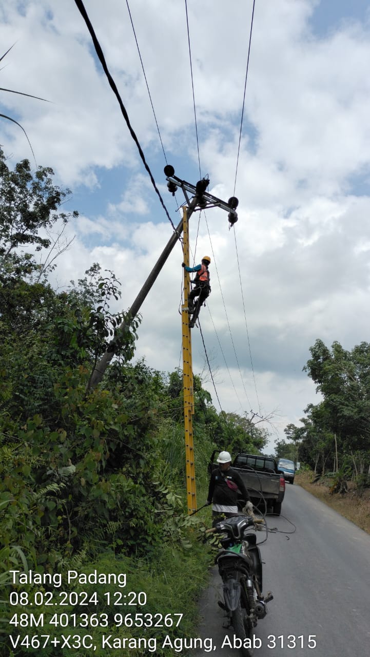 PLN Rayon Pendopo Terus Melakukan Perbaikan kabel Line Yang Putus di Kabupaten PALI