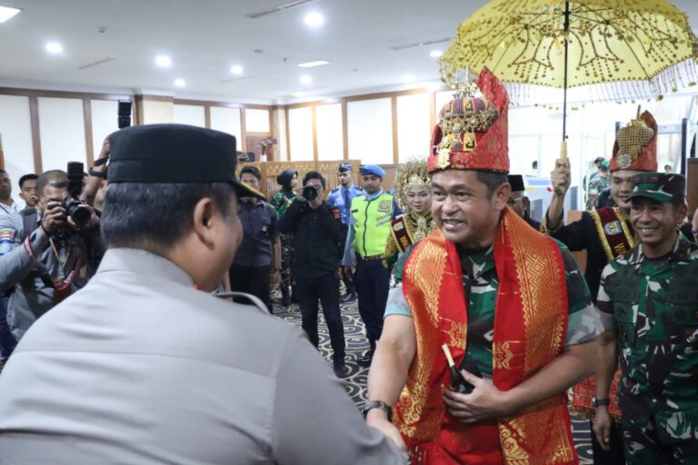 Kapolda Aceh Sambut Kedatangan Kepala Staf Angkatan Darat Di bandara Sultan Iskandar Muda