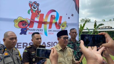 Bupati Penukal Abab Lematang Ilir Dr. Ir. H. Heri Amalindo. M.M Menyerahkan Piagam Penghargaan kepada Organisasi Pers Yang Ada di Kabupaten PALI