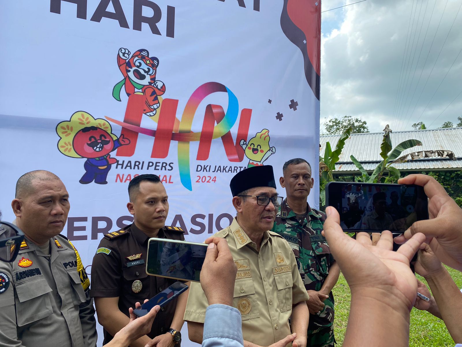 Bupati Penukal Abab Lematang Ilir Dr. Ir. H. Heri Amalindo. M.M Menyerahkan Piagam Penghargaan kepada Organisasi Pers Yang Ada di Kabupaten PALI