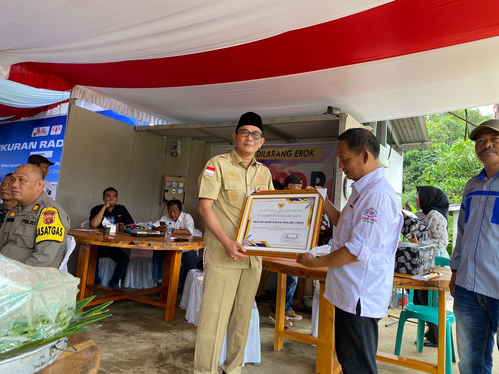 Bupati Penukal Abab Lematang Ilir Dr. Ir. H. Heri Amalindo. M.M Menyerahkan Piagam Penghargaan kepada Organisasi Pers Yang Ada di Kabupaten PALI