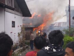 Kebakaran Satu Unit Rumah Warga di Kecamatan Bukit Polisi Bantu Proses Pemadaman