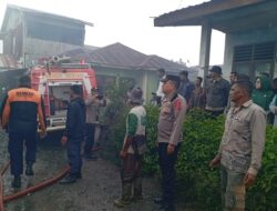 Kebakaran Satu Unit Rumah Warga di Kecamatan Bukit Polisi Bantu Proses Pemadaman