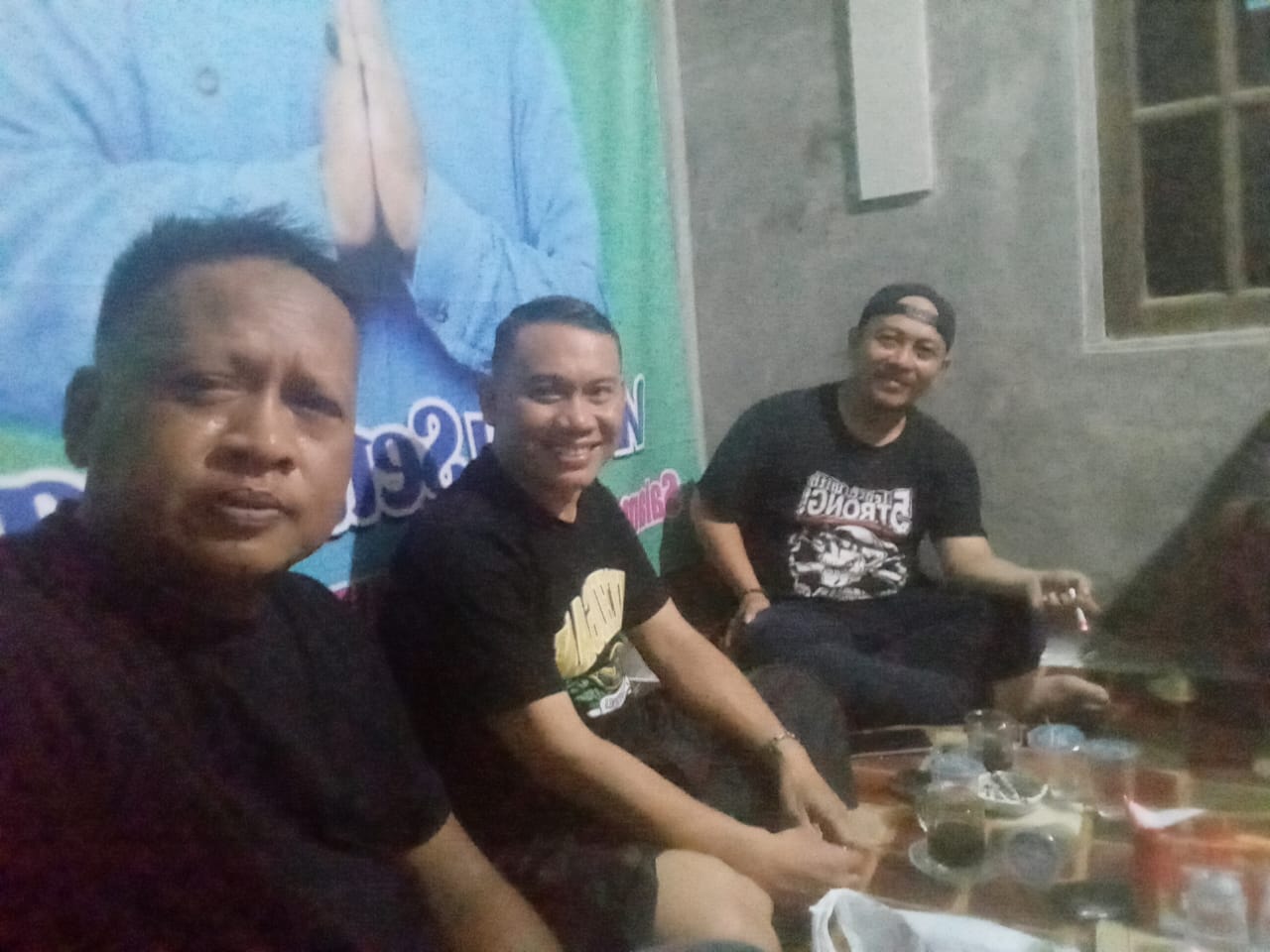 Kunjungan dan Pelukan Hangat Yang Diartikan Sebagai Dukungan Penuh Untuk Calon Bupati Kebumen Wahyu Setiawan