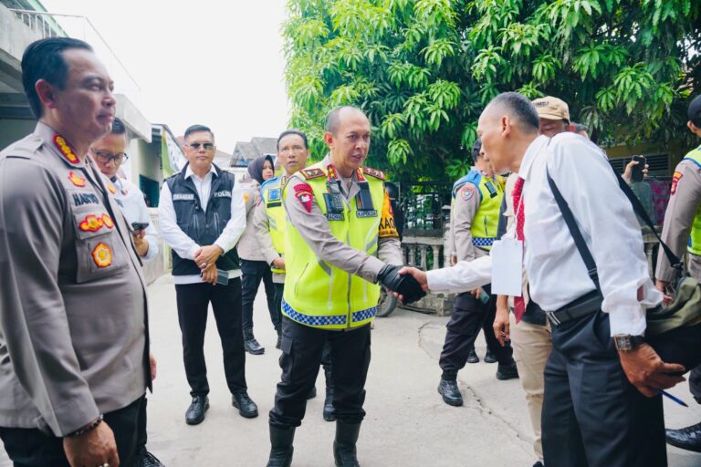 Tinjau TPS, Kapolda Sumsel Pastikan Kamtibmas Kondusif dan Tahapan Pemilu Berjalan Tertib