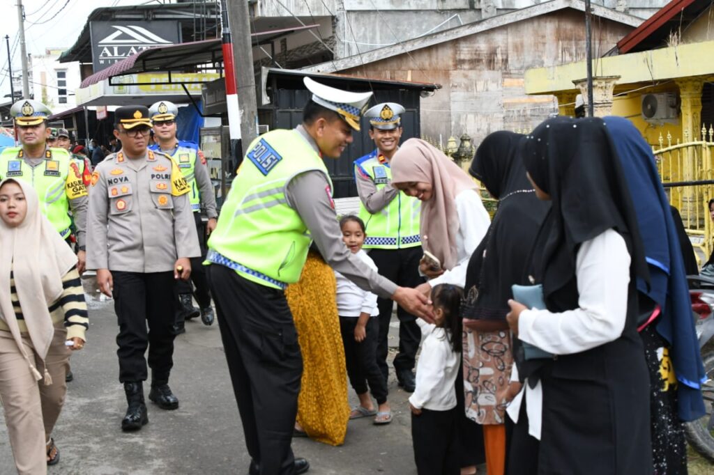 Dirlantas Polda Aceh Bersama Kapolres Aceh Timur Cek Pelaksanaan Pemungutan Suara Di TPS Desa Tanoh Anou