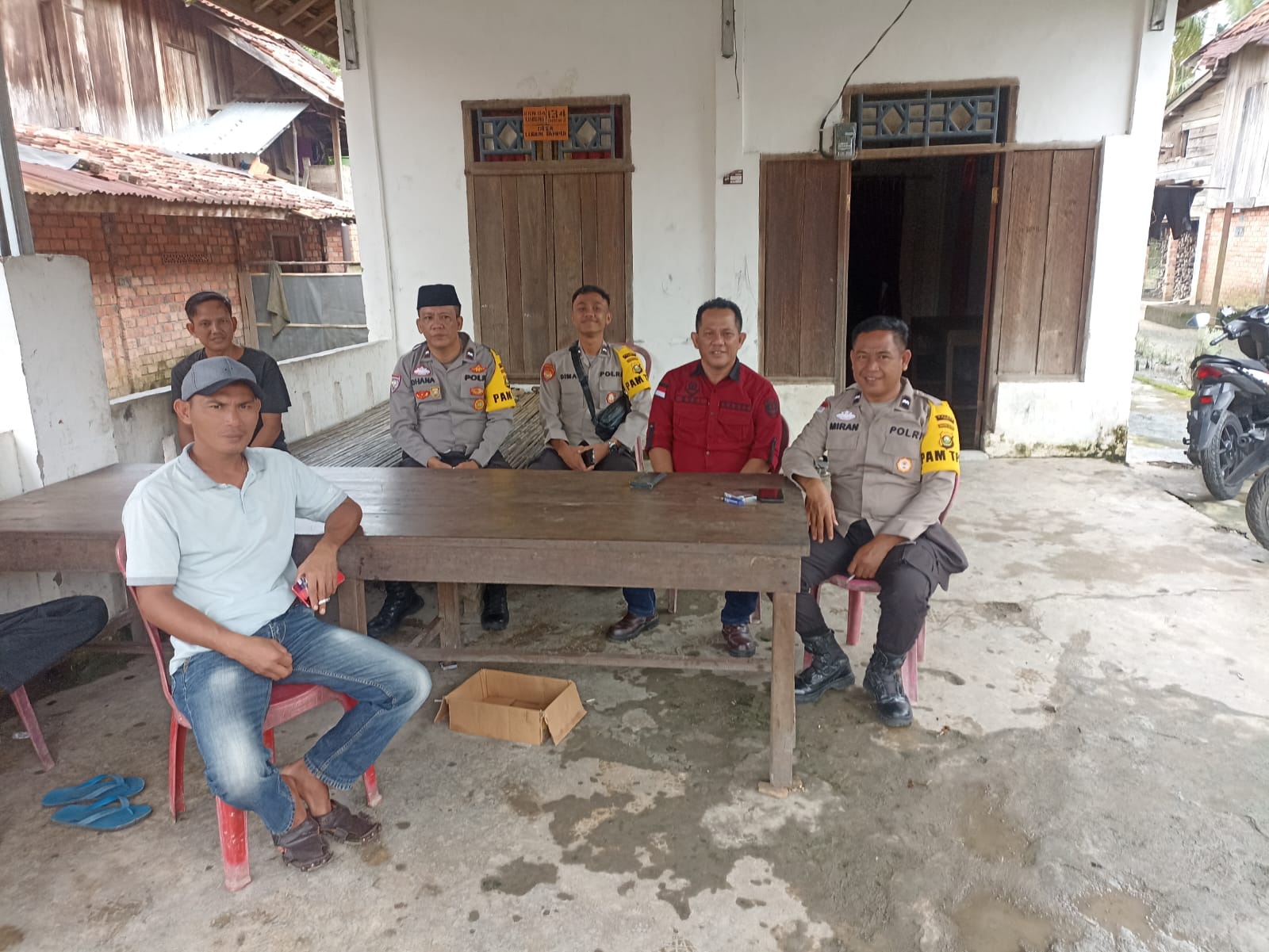 Polsek Penukal Utara Bersama Anggota Bhabinkamtibmas, Menggelar Kegiatan Jum'at Curhat di Desa Lubuk Tampui