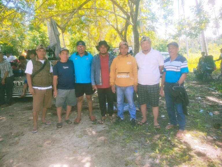 Arwadi Beserta Masyarakat Palingi Raya Melakukan Kunjungan Di Pantai Kampa Kabupaten Konawe Kepulauan Dalam Rangka Acara Kegiatan Silaturahmi