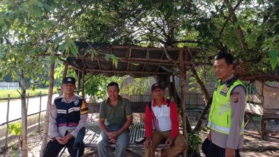 Kapolsek Penukal Abab, IPTU ARZUAN, S.H.Bersama Personil Polsek Penukal Abab, Menggelar kegiatan Jum’at Curhat di Desa Mangkunegara