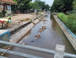 Diduga Proyek Siluman, Aktivis LSM Tropong Timur News Pertanyakan Proyek Plengsengan Aliran Sungai Di Desa Panji Kidul Dan Gebangan