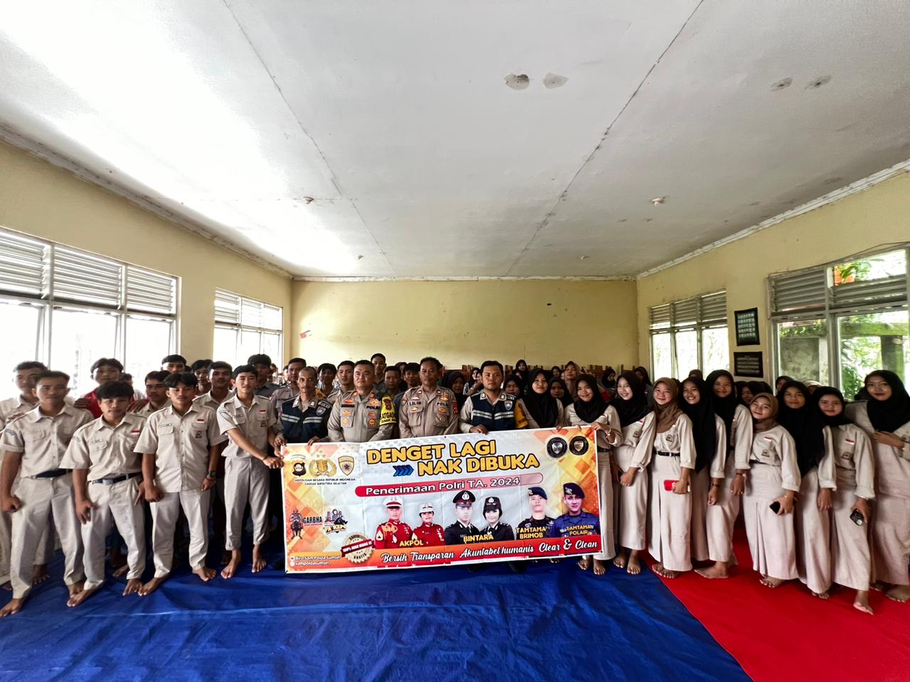 Polsek Tanah Abang Mensosialisasikan Penerimaan Anggota Polri Tahun 2024 di SMA Negeri 2 Tanah Abang