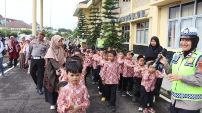 Kasat Lantas Polres PALI, AKP Kukuh Fefrianto SH, Adakan Pelatihan Edukasi Berlalulintas Bersama Puluhan Anak TK Insan Mulia Rabbani