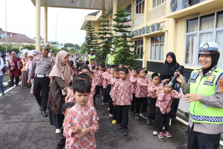 Kasat Lantas Polres PALI, AKP Kukuh Fefrianto SH, Adakan Pelatihan Edukasi Berlalulintas Bersama Puluhan Anak TK Insan Mulia Rabbani