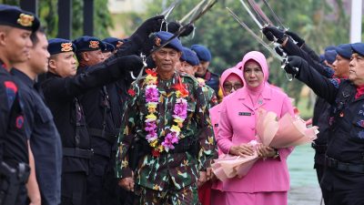 Dansat Brimob Polda Sumsel Pimpin Upacara Penyerahan Tunggul Bataliyon D