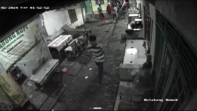 Terpantau CCTV, Gengster Gunakan Sajam Masuk Pemukiman Warga di Cikarang