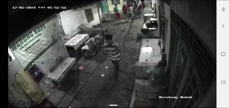 Terpantau CCTV, Gengster Gunakan Sajam Masuk Pemukiman Warga di Cikarang