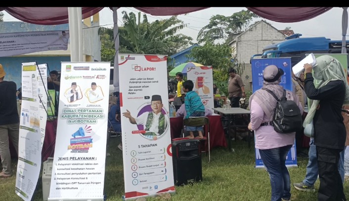 Warga Cibarusah Antusias Datangi Program Botram Pemkab Bekasi di Lapangan Stadion Mini Cibarusah Kota