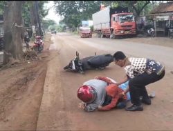 Enam Motor Jatuh Karena Jalan Licin di Serang Baru Kabupaten Bekasi