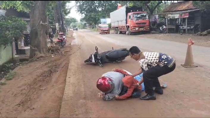 Enam Motor Jatuh Karena Jalan Licin di Serang Baru Kabupaten Bekasi