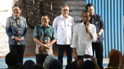 Dampingi Presiden Jokowi Tinjau Gudang Bulog Cibitung, Pj Bupati Bekasi Dani Ramdan Pastikan Stok Beras Aman