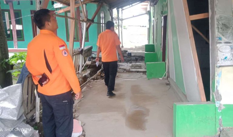 BPBD Kabupaten Bekasi Gerak Cepat Tangani Longsor di Bojongmangu