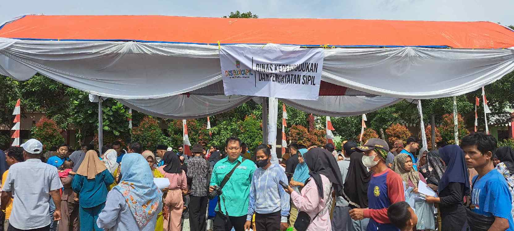 Disdukcapil Layani Ratusan Warga Mengurus Dokumen Kependudukan di Acara Botram Karangmukti