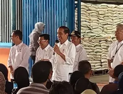 Presiden Jokowi Serahkan Bantuan Pangan Ke Warga Labuhan Batu