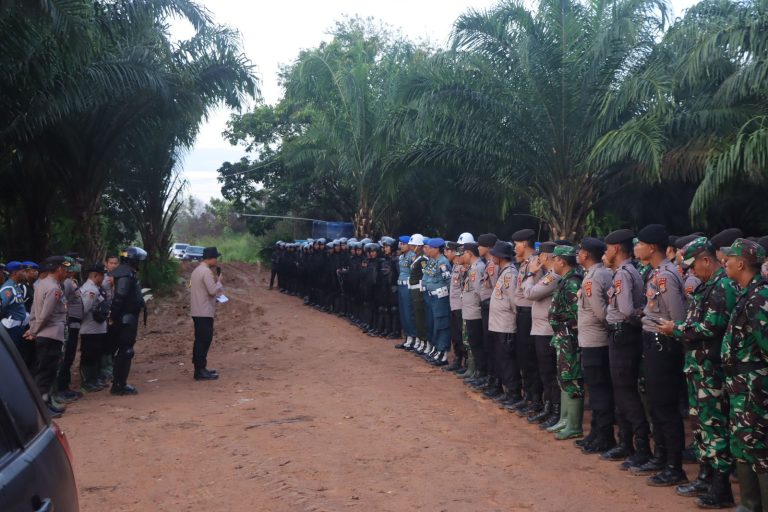 Polres Lampung Utara Dibantu TNI Dan Polda Lampung Melaksanakan Pengamana EKsekusi Lahan Kosong Oleh Pengadilan Negeri Kotabumi