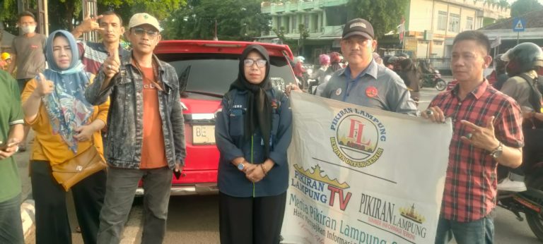 Guna Mempererat Tali Silaturahmi di Bulan Penuh Berkah”Media Pikiran Lampung” Membagikan Taqjil kepada masyarakat