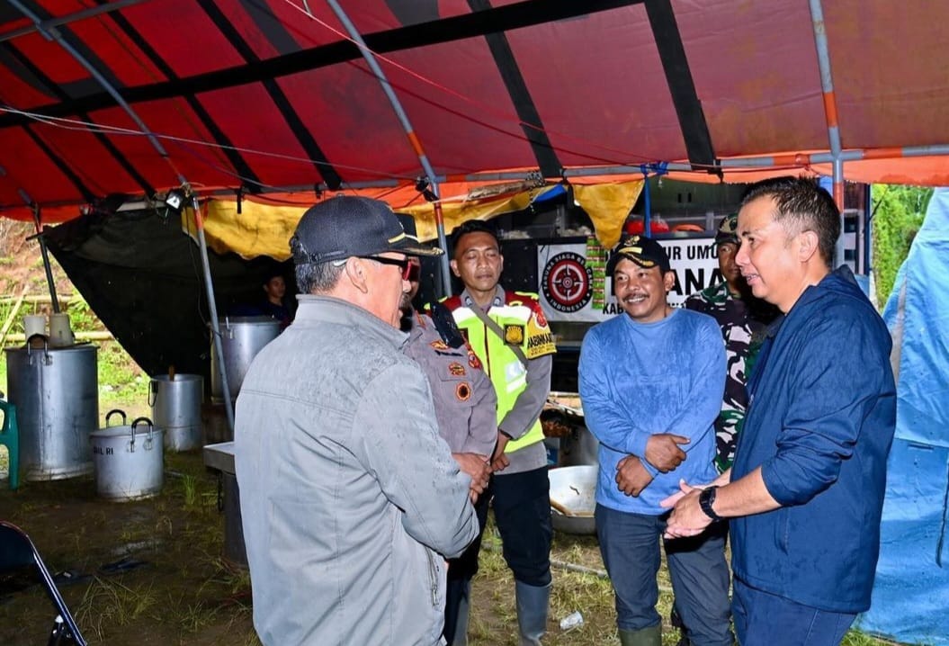 Bey Machmudin Tinjau Bencana Pergerakan Tanah di Bandung Barat