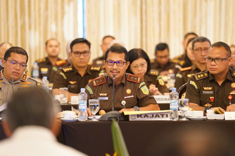 Kajati Banten Memaparkan Capaian Kinerja Dalam Kunjungan Kerja Komisi III DPRI Masa Persidangan III Tahun Sidang 2023-2024
