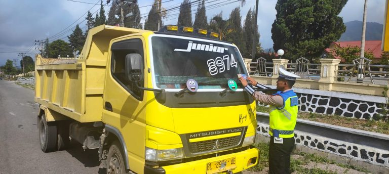 Satpolantas Polres Bener Meriah Bagikan Stiker Tertib Berlalulintas