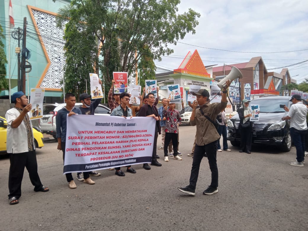 Puluhan Massa P2KP Unjuk Rasa Dikantor Gubernur Sumsel, Minta Batalkan Surat Penunjukan Plh Kadisdik