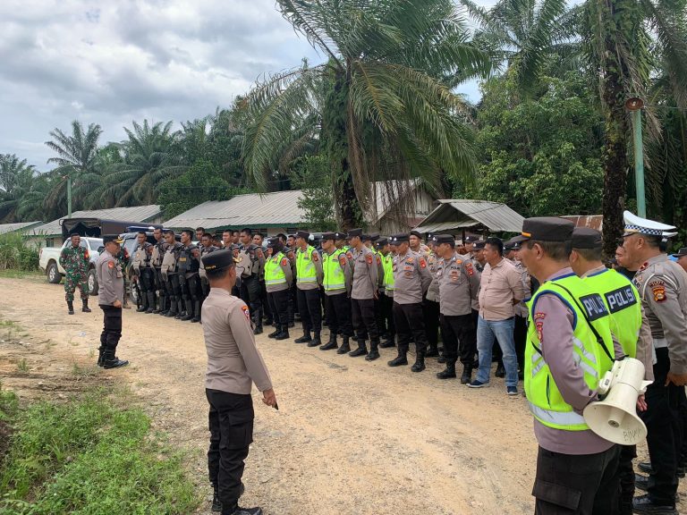 Polres PALI Melakukan Pengamanan Ketat Terhadap Aksi Unjuk Rasa Yang dipimpin Oleh Forum Masyarakat Bumi Serepat Serasan (Formas Busser) Kecamatan Talang Ubi