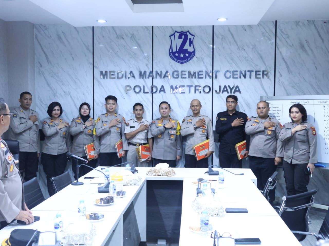 Karena Berprestasi, Kabid Humas Polda Metro Jaya Beri Penghargaan ke 5 Anggota Kasi Humas