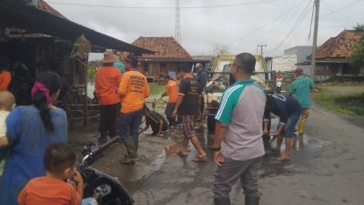 Guna Menjaga Lingkungan Yang Sehat, Pemdes  Air itam Timur Giat Gotong Royong Bersihkan Sampa Di Sepanjang Jalan