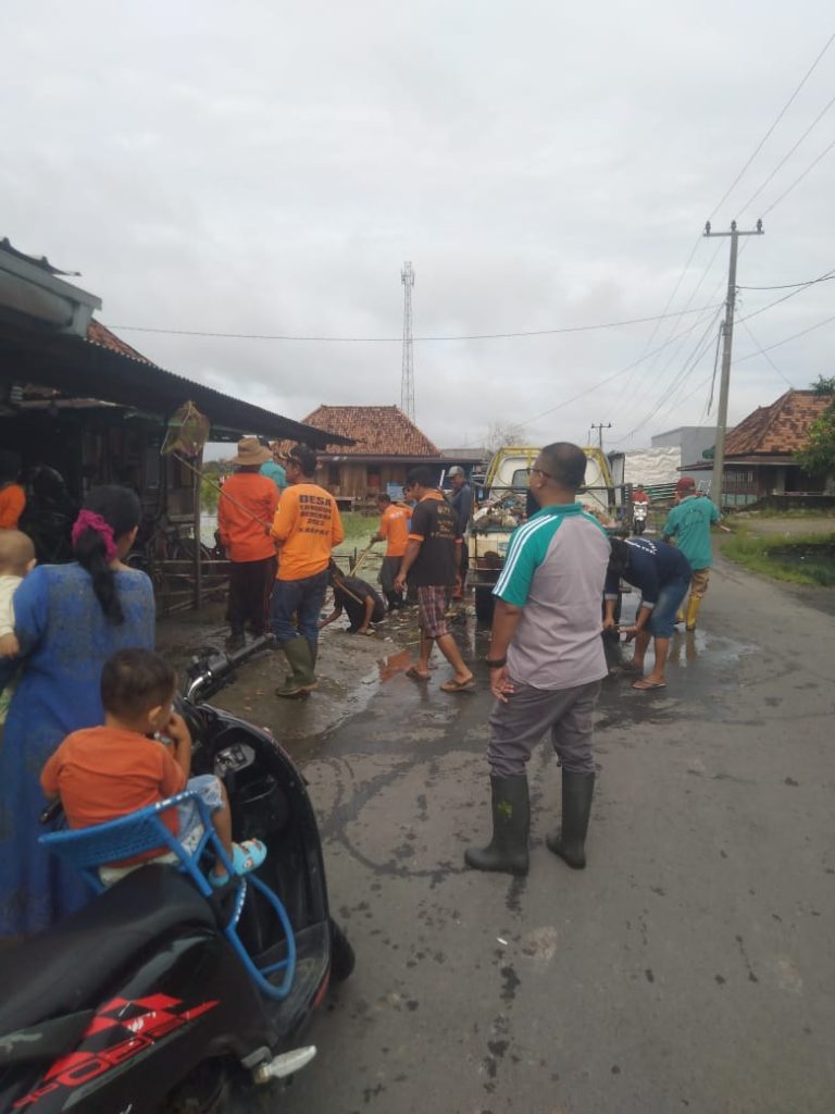 Guna Menjaga Lingkungan Yang Sehat, Pemdes  Air itam Timur Giat Gotong Royong Bersihkan Sampa Di Sepanjang Jalan