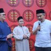 Bey Machmudin Beri Kejutan Tarawih di Masjid Lautze 2 Bandung