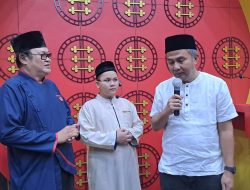 Bey Machmudin Beri Kejutan Tarawih di Masjid Lautze 2 Bandung