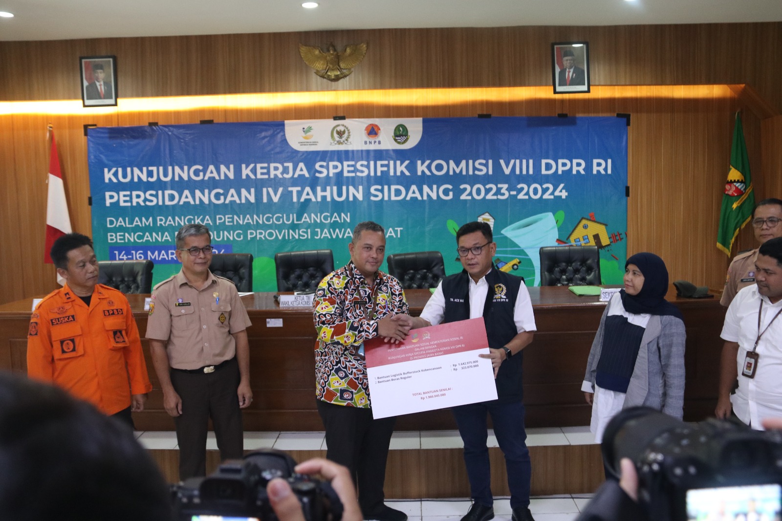 Korban Bencana Puting Beliung di Kab Bandung, Terima Bantuan dari Kemensos bersama Komisi VIII DPR RI